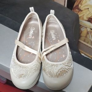 Beige/cream colored comfortable flats